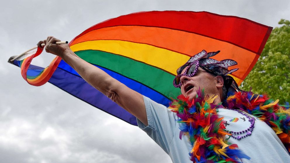 Porque a bandeira LGBTQ é um arco-íris? Interpretação do arco-íris e cores como símbolo da diversidade